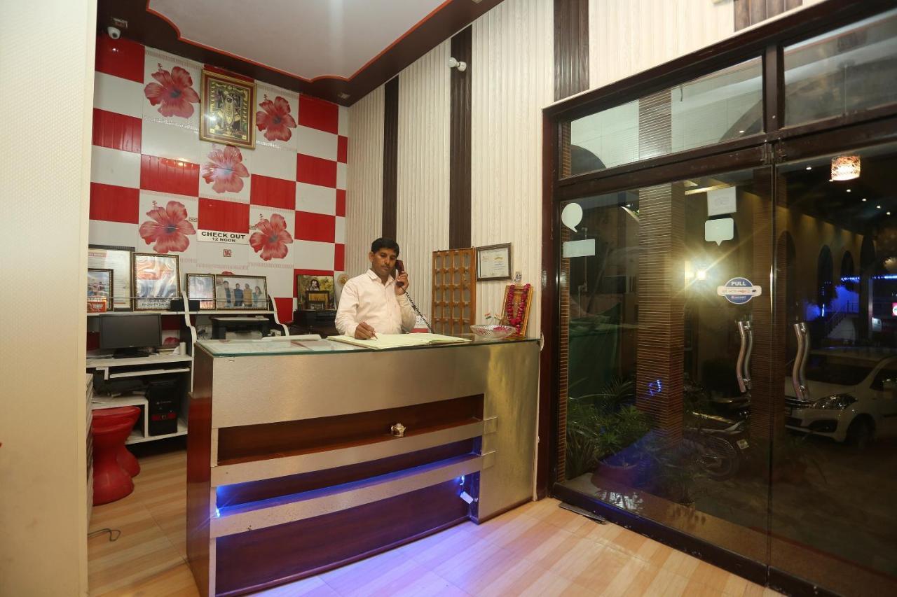 Oyo 18641 Hotel Rashmi Tājganj Exterior foto