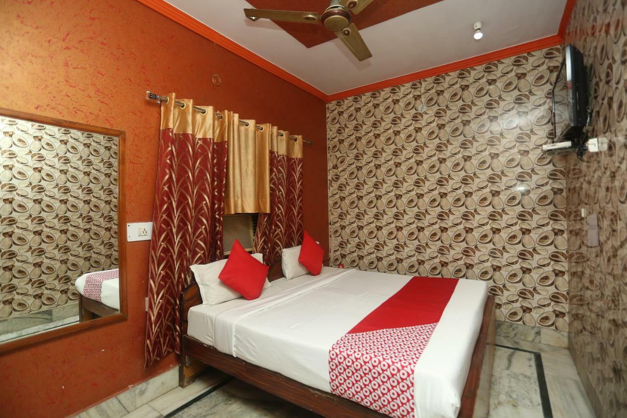 Oyo 18641 Hotel Rashmi Tājganj Exterior foto